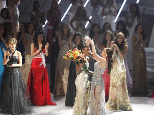 The contestants applaud as Miss Angola is crowned the title of Miss Universe 2011.