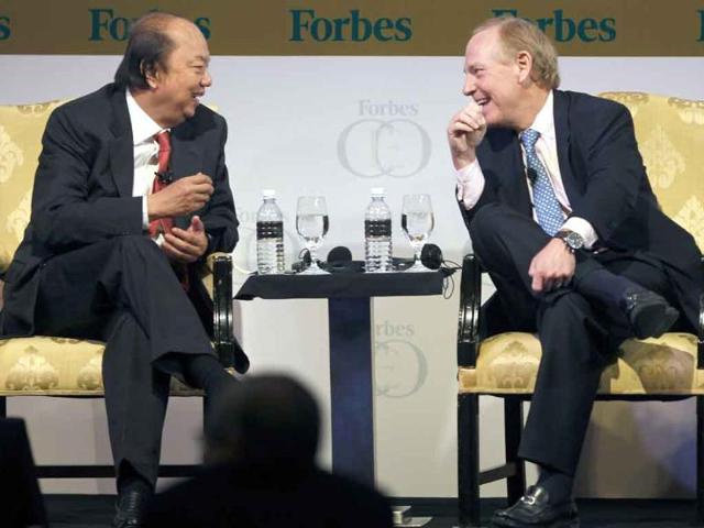 Dr. Tahir (L), chairman and CEO of Indonesia's Mayapada Group, talks with Alan Quasha, chairman and CEO of the US Quadrant Management, during Forbes Global CEO Conference in Kuala Lumpur.