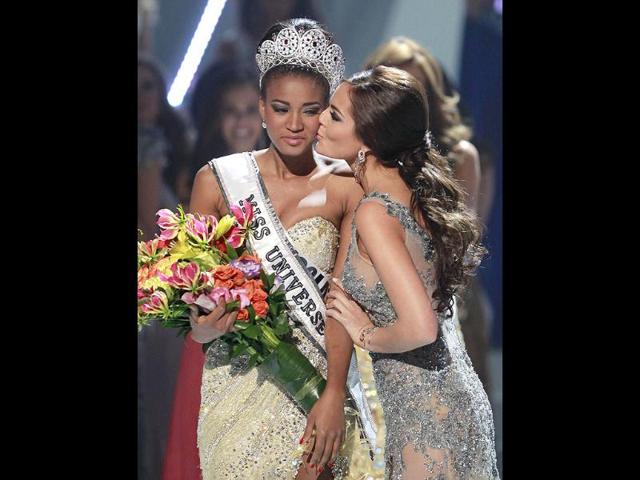 Former Miss Universe Ximena Navarrete plants a congratulatory kiss on Miss Universe 2011.