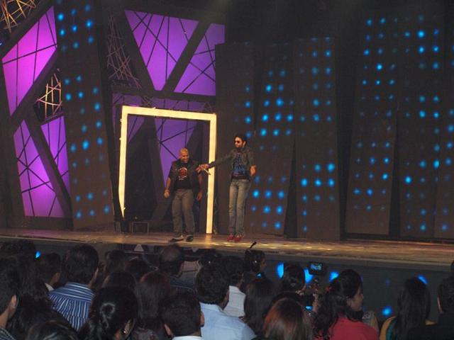 Vishal Dadlani performs on stage.