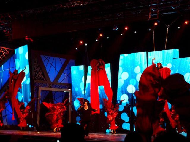 SRK exudes energy as he performs on stage.