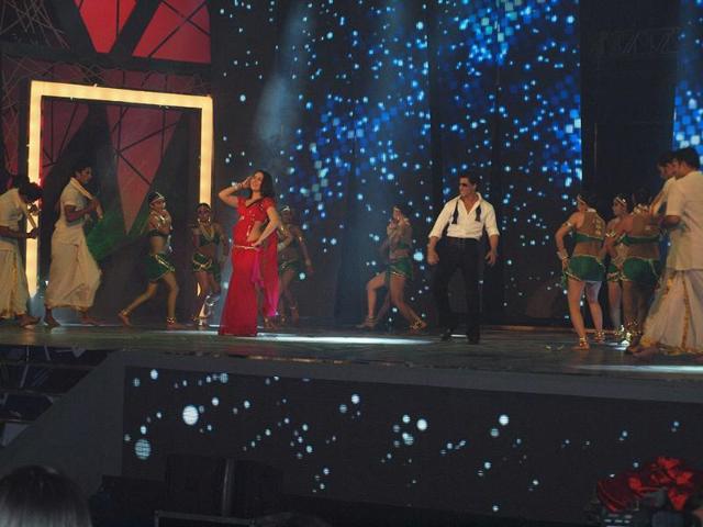 SRK, Kareena share stage while performing to Chammak Challo.