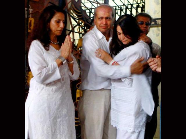 Shobha De and Tina Ambani grieve for the deceased.