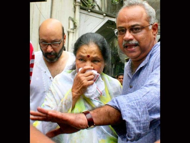 Singer Asha Bhosle can't stop sobbing at the solemn occasion.