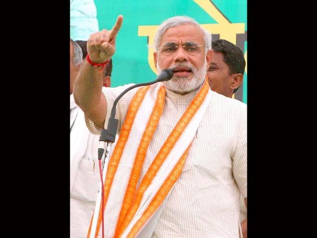 Gujrat chief Minister and BJP star campaigner Narender Modi address an election rally in support of Indian National Lok Dal and BJP's joint candidate for Hisar Lok Sabha constituancy Prof: Sampat Singh in Hisar on Monday. HT Photo by Mohd Zakir