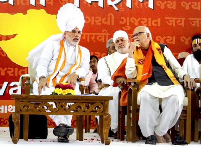 Gujarat chief minister Narendra Modi (L)talks with senior BJP leader L K Advani at the beginning of his three-day 'sadbhavna' fast for peace and harmony, in Ahmedabad.