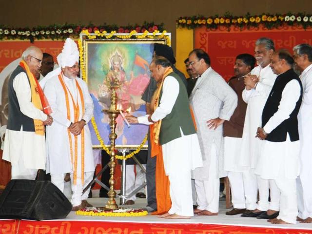 BJP senior leader LK Advani, Punjab chief minister Prakash Singh Badal, Himachal Pradesh chief minister Prem Kumar Dhumal, BJP leaders Arun Jaitley, Ravi Shankar Prasad, Vijay Kumar Goyal and others at the launch of Gujarat chief minister Narendra Modi's three-day fast in Ahmedabad.