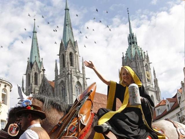 'Muenchner Kindl' Maria Newrzella toasts with a beer mug while taking part in the Parade of the Landlords and Breweries during the opening of the 178th Oktoberfest in Munich.