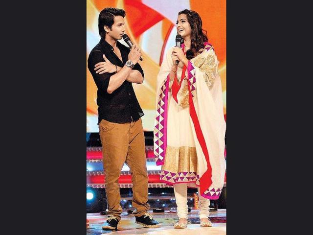 Sonam and Shahid on the sets of Li'l Champs.
