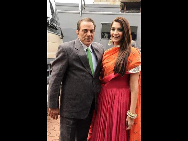Sonam poses with Dharmendra on the sets of India's Got Talent.