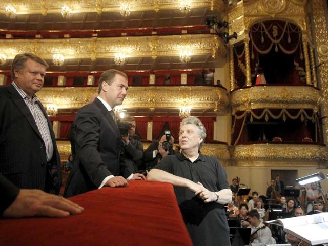 Russia's President Dmitry Medvedev (C) listens to conductor Vassily Sinaisky (R) at the Bolshoi Theatre.