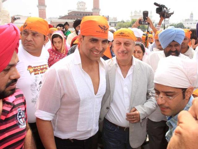 Akshay with the cast of the film.