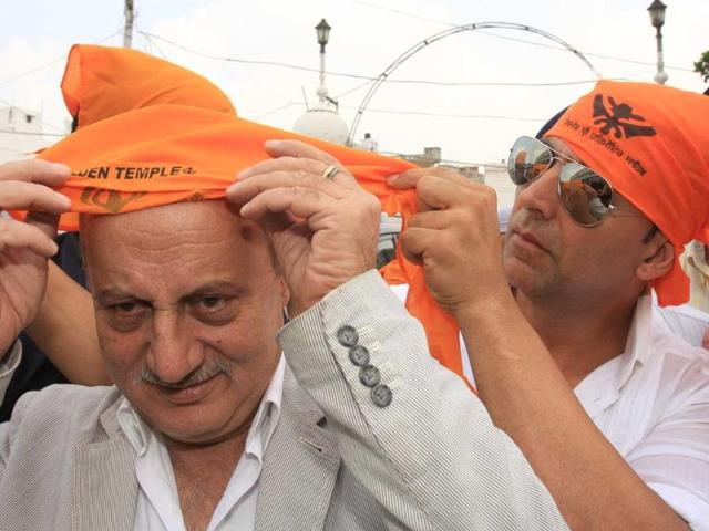 Akshay can be seen adjusting Anupam's turban.