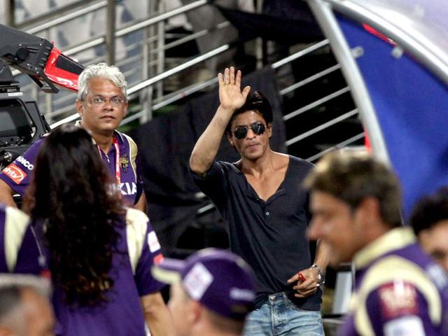 Shah Rukh Khan waves to his tremendous fan following at Hyderabad.
