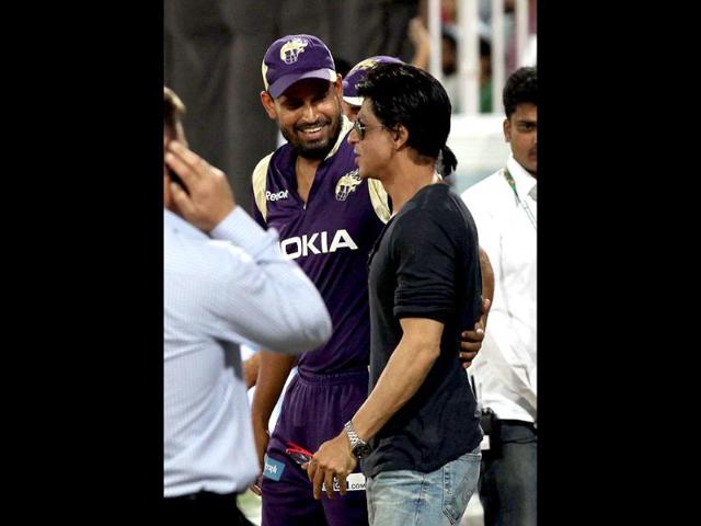 SRK shares a light moment with cricketer Yusuf Pathan.