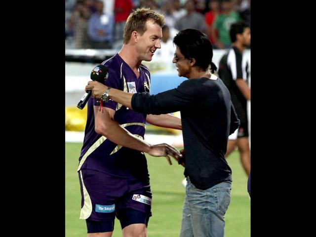 Shah Rukh Khan congratulates team-player Brett Lee.