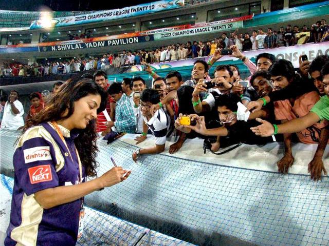 Juhi signs autographs for fans.