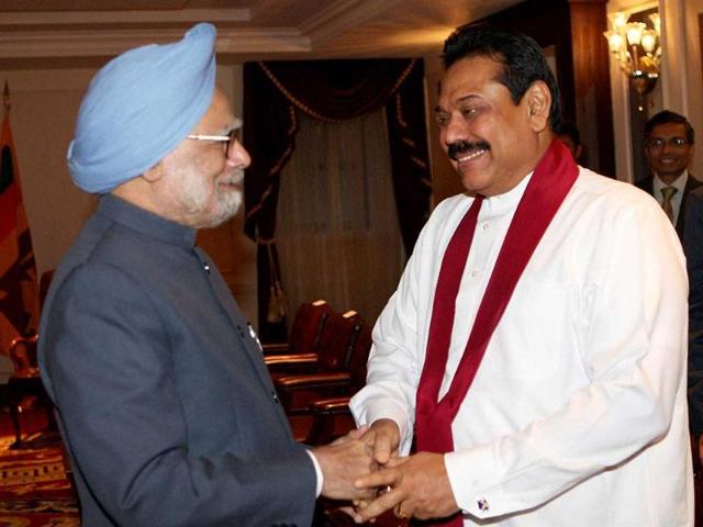 Prime Minister Manmohan Singh (R) shakes hands with Sri Lanka's President Maninda Rajapaksa during a meeting in New York Palace hotel.