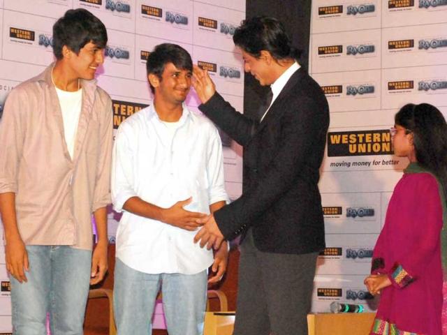 Shah Rukh Khan interacting with contest winners during the promotional event.