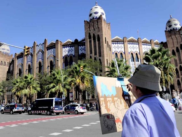 A man paints a picure before Catalonia's final bullfight.