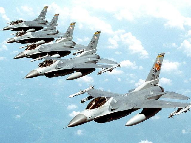 Five US Air Force F-16 "Fighting Falcon" multirole jet fighters fly in echelon formation over the US en route to an exercise.