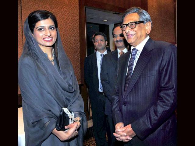 Foreign minister SM Krishna with his Pakistani counterpart Hina Rabbani Khar during a reception hosted by Khar in New York.