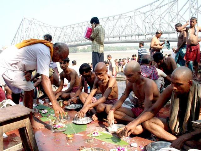 People performing "Pind Dan" on the occasion of Ptra Visarjan Amavasya, the last day of the ''Pitra Paksha" in Kolkata