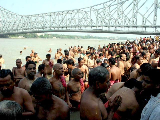Devotees taking holy dip in river Hooghly on the occasion of Mahalaya in Kolkata