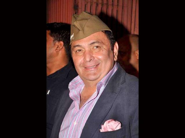 Father Rishi Kapoor all smiles in a khaki topi.