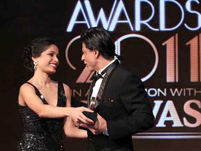 Freida and Shah Rukh seem to be having a tussle over the trophy.