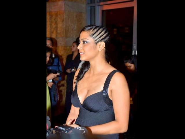 What's with the Afro hairdo, Shahana?!