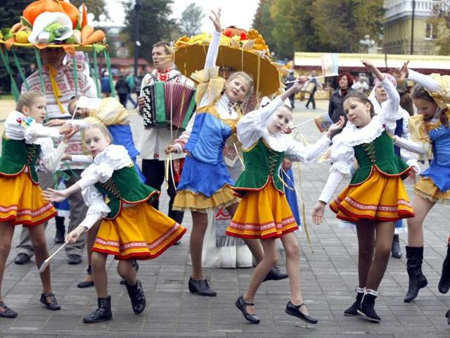 People wearing Belarusian national dress dance during a festival marking the end of harvest collection in the town of Molodechno, 70 km north-west of Minsk, Belarus.