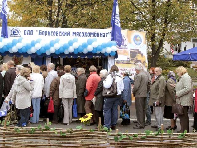 People wait in a queue to buy meat products during the Dazhynki harvest festival in the town of Molodechno, near Minsk.