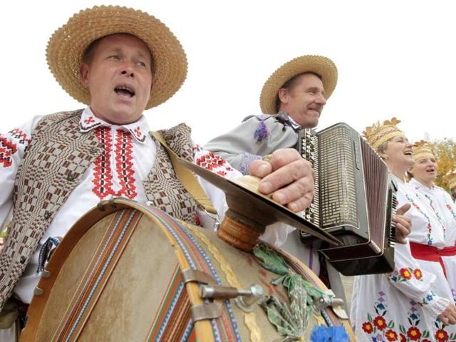 Performers wearing Belarusian costumes sing during the Dazhynki harvest festival in Molodechno, near Minsk.