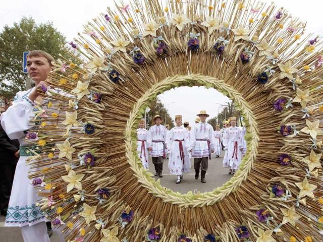 Performers walk in a procession during the Dazhynki harvest festival in Molodechno, near Minsk.