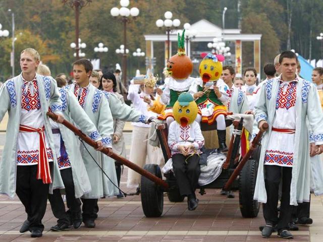 People pull a cart as they prepare to take part in a national festival marking the end of harvest collection in Molodechno, near Minsk in Belarus.
