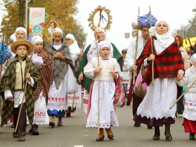 Belarusians take part in a procession during the Dazhynki harvest festival in Molodechno, near Minsk.