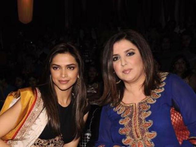 Deepika and Farah pose for the cameras.
