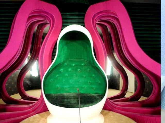 The confession room is in green and pink.