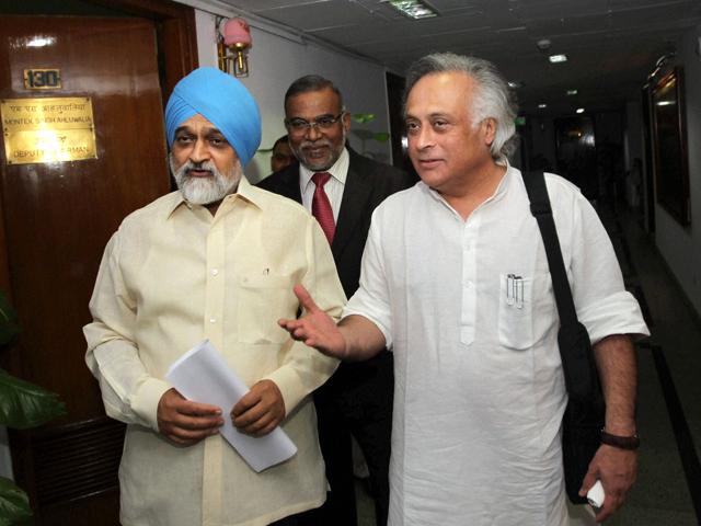 Deputy chairman of planning commission Montek Singh Ahluwalia and union rural development minister Jairam Ramesh arrive to address a press conference on defining the poverty line in New Delhi on Monday.