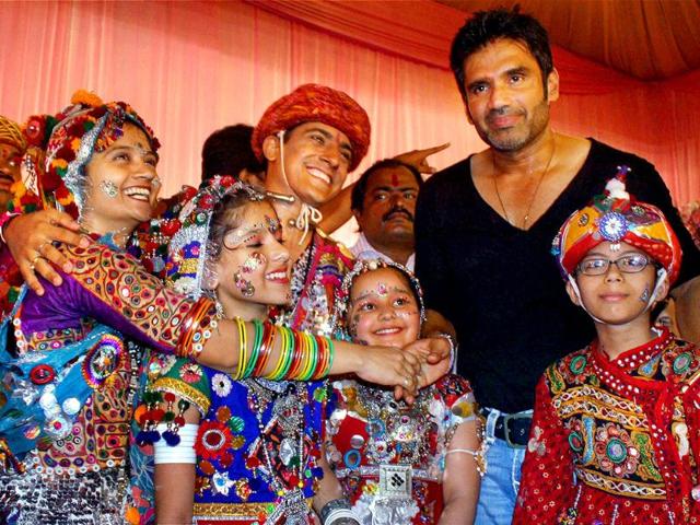 Suniel Shetty enjoys the festivities with a bunch of children.