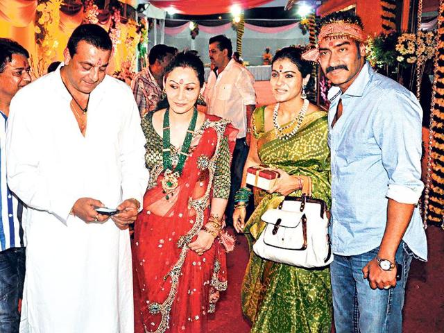 Ajay Devgn and wife Kajol are warmly greeted by hosts Sanjay Dutt and Maanyata