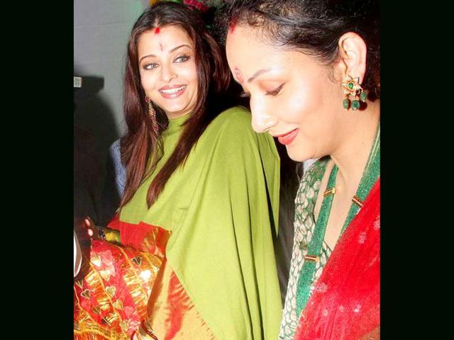 Aishwarya with the host Maanyata at Mata Ki Chowki.