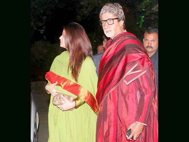Aishwarya holding her baby! Meanwhile, papa-in-law Big B looks a bit lost.