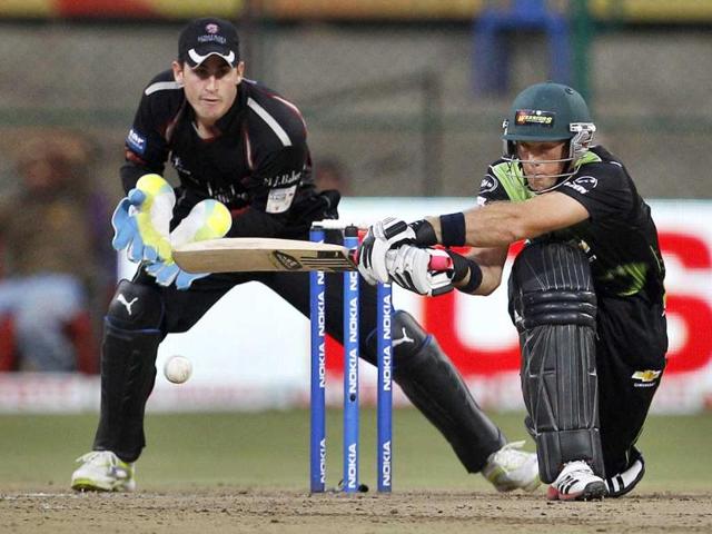 Warriors batsman Colin Ingram (R) plays a shot as Somerset wicketkeeper Craig Kieswetter reacts during their Champions League Twenty20 cricket match in Bangalore.