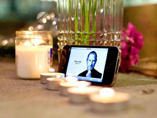 A-Malaysian-reads-condolent-notes-to-pay-tribute-to-Steve-Jobs-the-Apple-founder-and-former-CEO-at-an-Apple-computer-outlet-in-Kuala-Lumpur-Malaysia