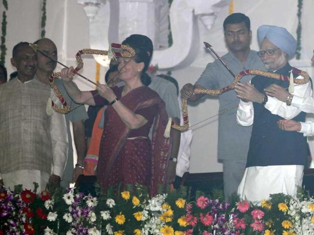 UPA chairperson Sonia Gandhi and Prime Minister Manmohan Singh aims arrows to burn the effiges of Ravana, Kunbhkaran and Meghnadh at Ramlila Maidan in New Delhi.