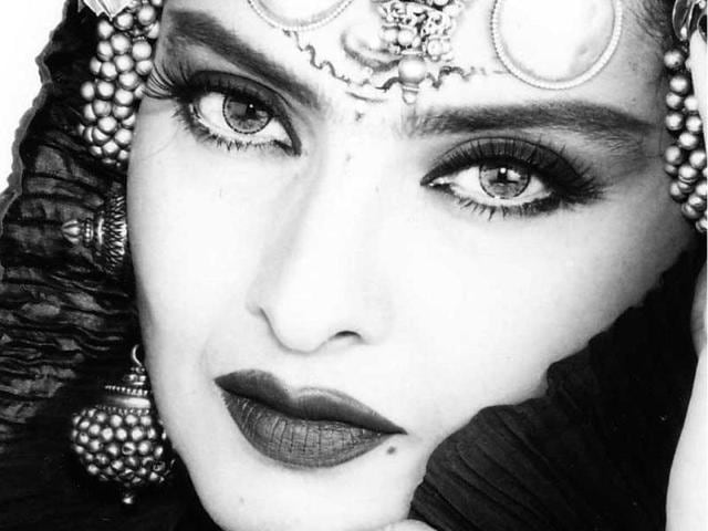 Rekha was born in Chennai to Tamil actor Gemini Ganesan and Telugu actress Pushpavalli. Rekha was born in Chennai to Tamil actor Gemini Ganesan and Telugu actress Pushpavalli.