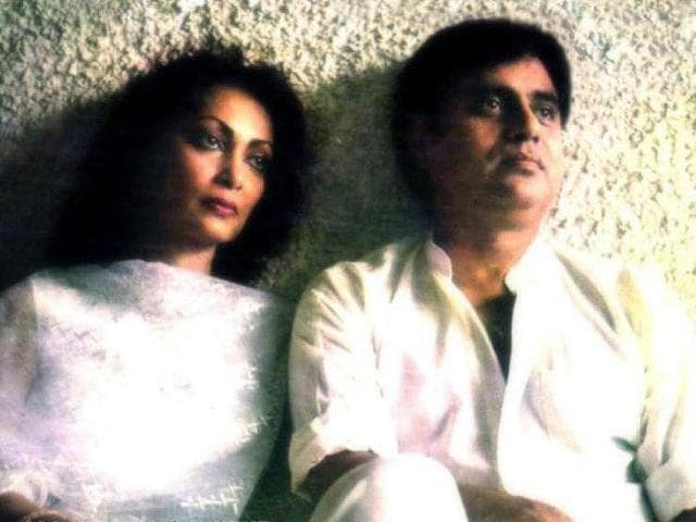 Jagjit and his wife Chitra became very popular as they sang many duets and released various albums together.