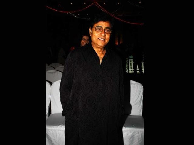 Jagjit Singh was born in Sri Ganganagar, Rajasthan to Amar Singh Dhiman, a government employee, a native of Dalla village in Punjab and Bachan Kaur from Ottallan village.